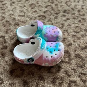 Toddler Girl Crocs size 6. Great Condition!